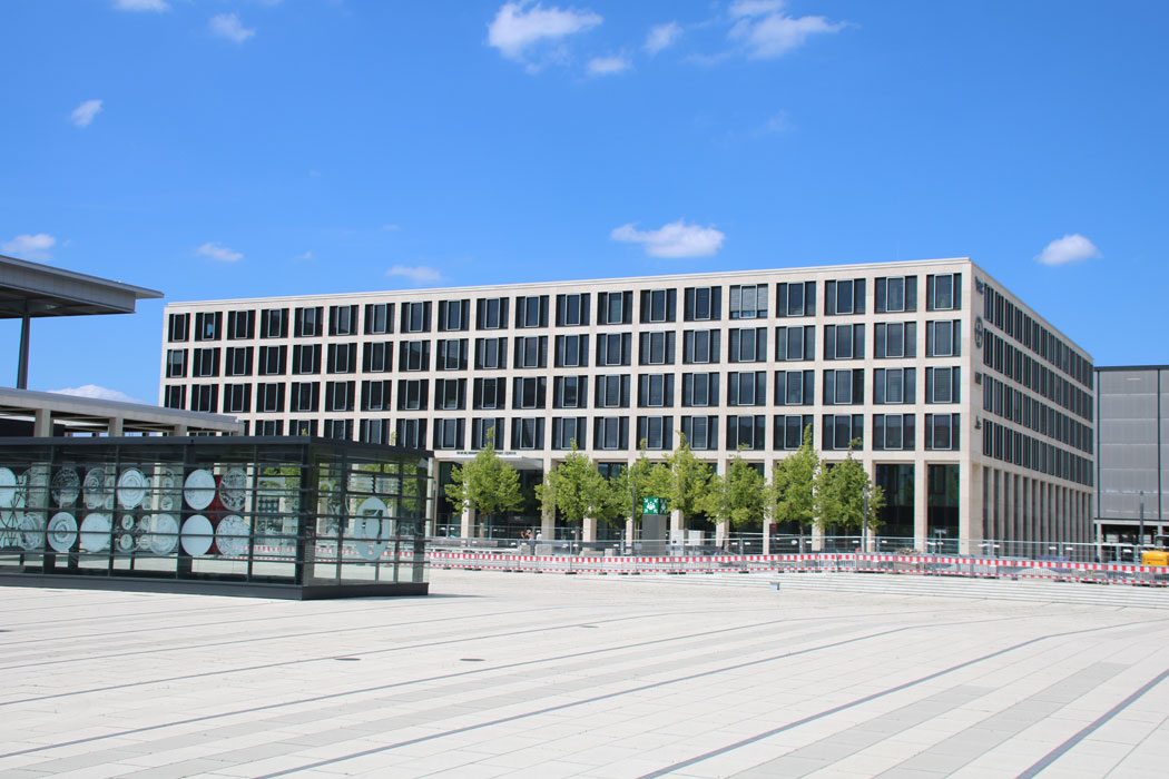 Neubau am Flughafen BER mit Vorplatz