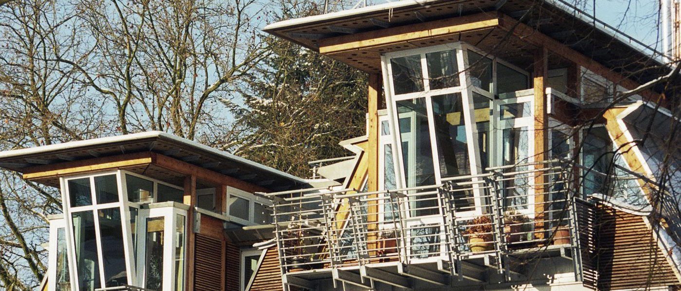 Architektenhaus mit Holz- und Glasaufbauten