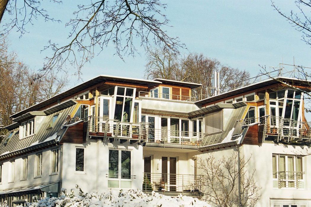 Privates Wohnhaus mit Holz-Glas-Aufbauten im Winter