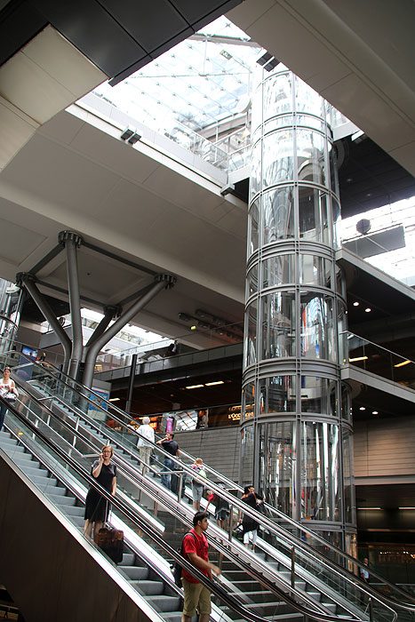 Gläserner Aufzug und Rolltreppen im Berliner Hauptbahnhof