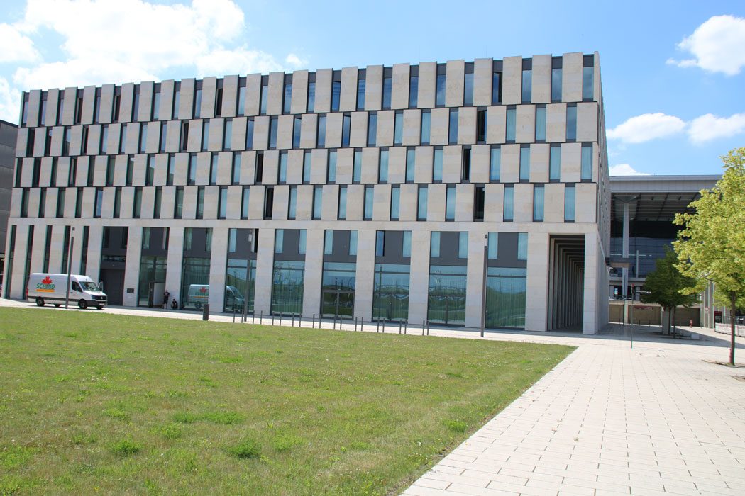 Bürogebäude am BER mit Rasenfläche