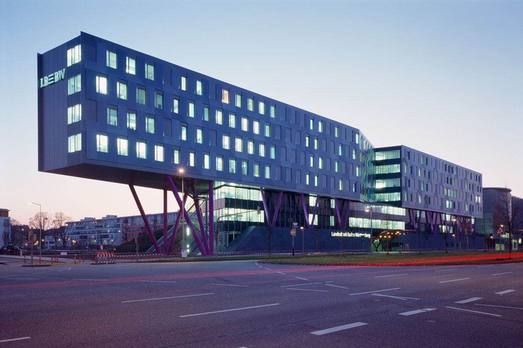 Aufgeständertes Bürogebäude in der Abenddämmerung